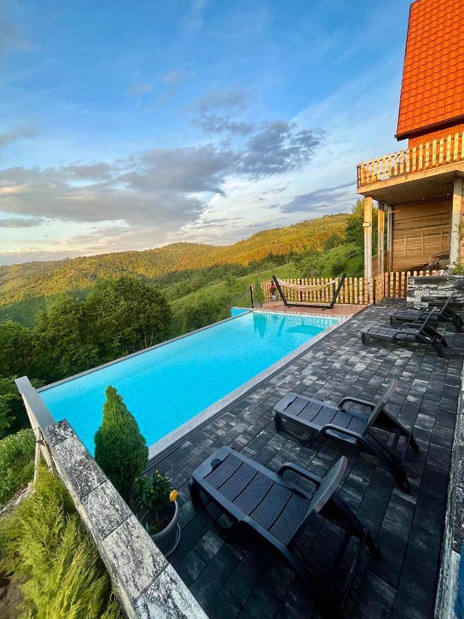 Villa für 10 Personen, mit Balkon und Whirlpool sowie Terrasse und Pool in Kosovo