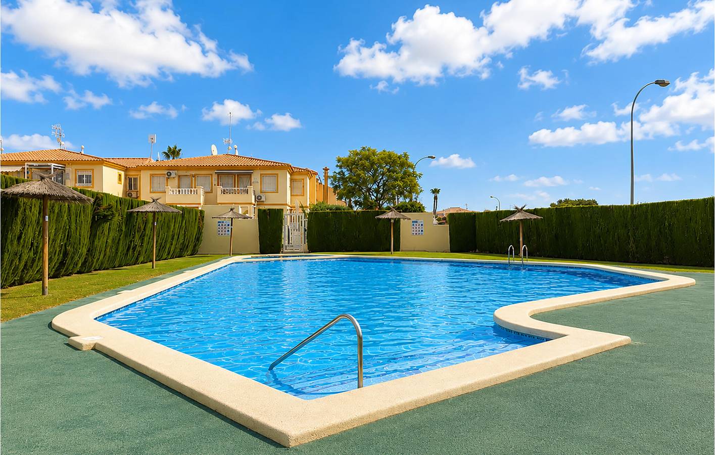 Apartamento vacacional entero, Apartamento moderno con piscina y terraza a 2 km de Playa Punta Prima in Orihuela, Costa Blanca