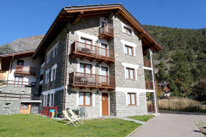 Appartamento per 4 persone, con panorama e giardino, con animali domestici in Commune de Brusson