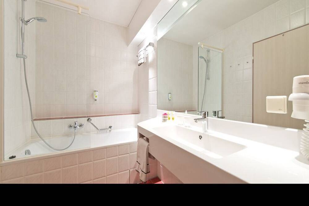 Convenient Business Stay | Pets Allowed | Triple Room | Hockenheimring - 2.8 mi in Hockenheimring, Reilingen