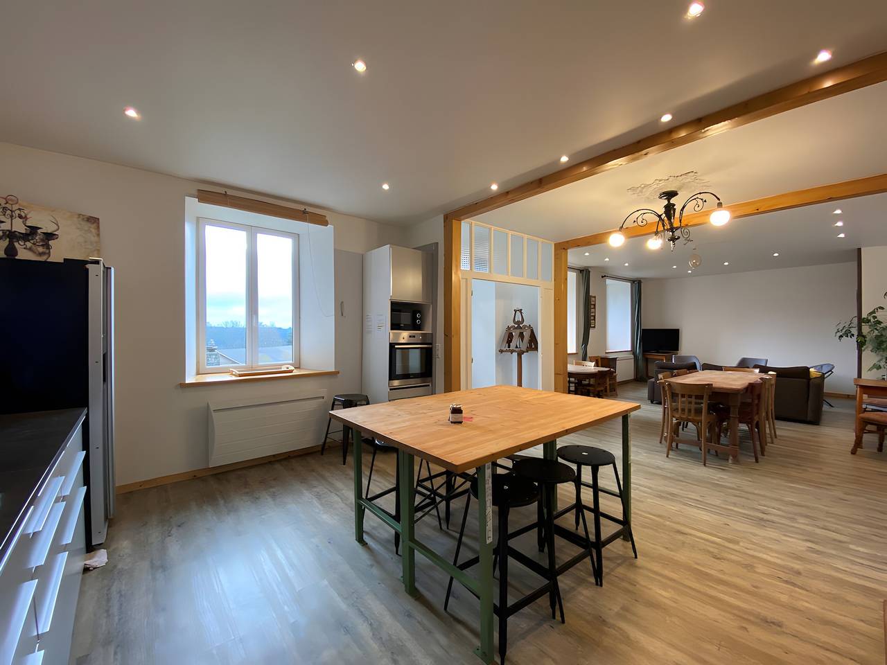 Maison 'Lilas Rose' 300m², 12 p, jardin privé et barbecue in Le Mas-de-Tence, Haute-Loire