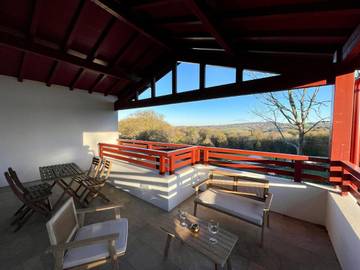 Gîte pour 4 personnes, avec vue ainsi que terrasse et jardin à Halsou