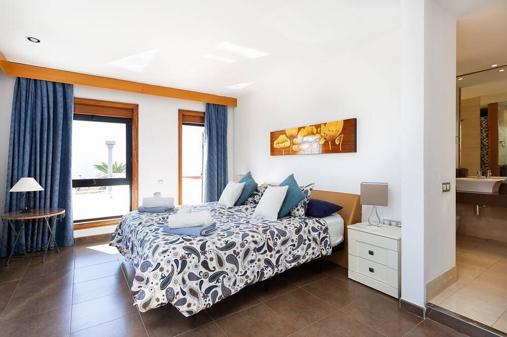 Villa with pool for exclusive group holiday under palm trees in Chayofa, Arona