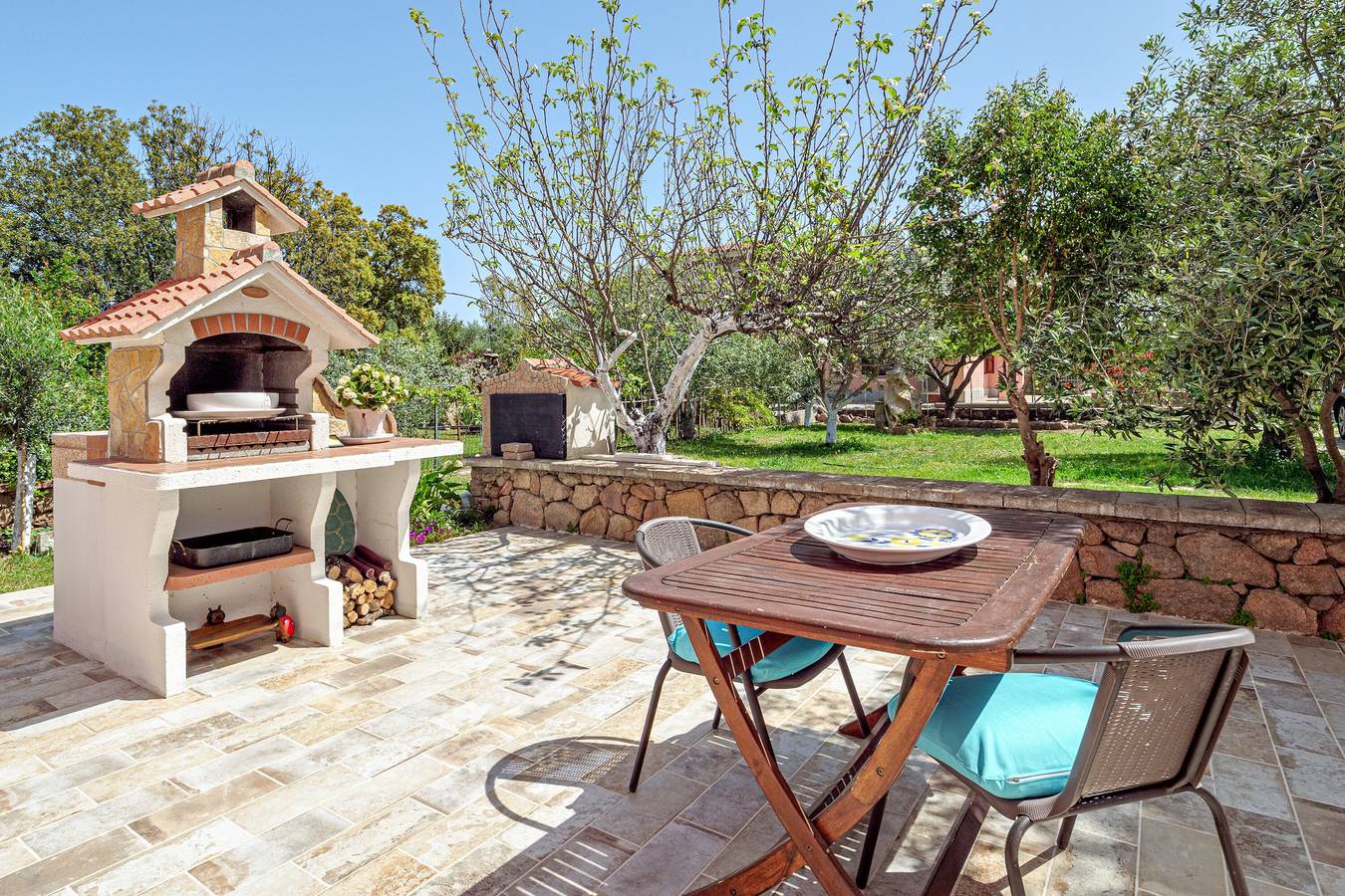 Apartamento entero, Apartamento 'Casa Anna' con terraza privada, jardín compartido y aire acondicionado. in Suaredda-traversa, San Teodoro