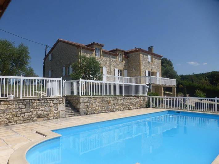Gîte pour 16 personnes, avec jardin ainsi que terrasse et piscine, animaux acceptés à Monségur (Lot-et-Garonne)