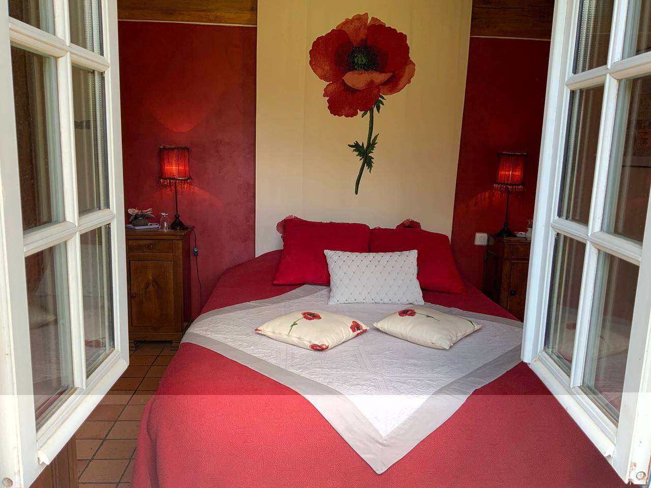 Gästezimmer „Rote Mohnblumen“ mit gemeinsamer Terrasse, Garten und Wlan in Honfleur, Lisieux und Umgebung