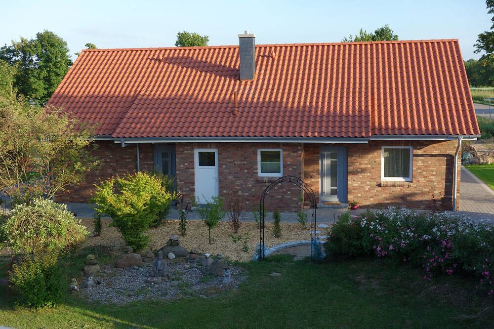 Neubau -- Landhausferien mit naturnahem Garten in Ostseenähe in Wangels, Hohwachter Bucht