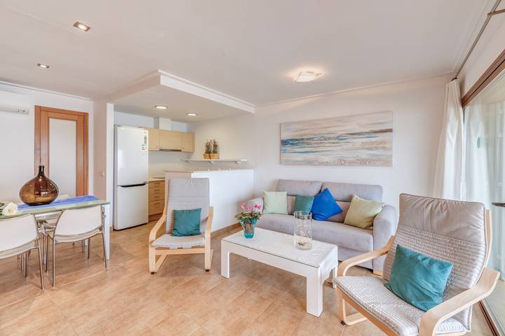 Entire apartment, Apartment "Buganvilia Sea" Directly on the Beach with Sea View, Balcony & Air Conditioning in Playa de Alcúdia, Alcúdia