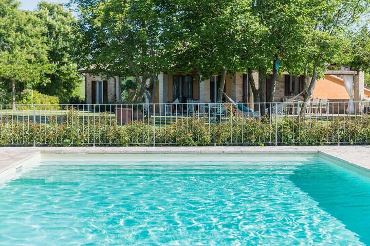 Casa vacanza per 12 persone, con panorama e giardino nonché piscina, con animali domestici in Fermignano