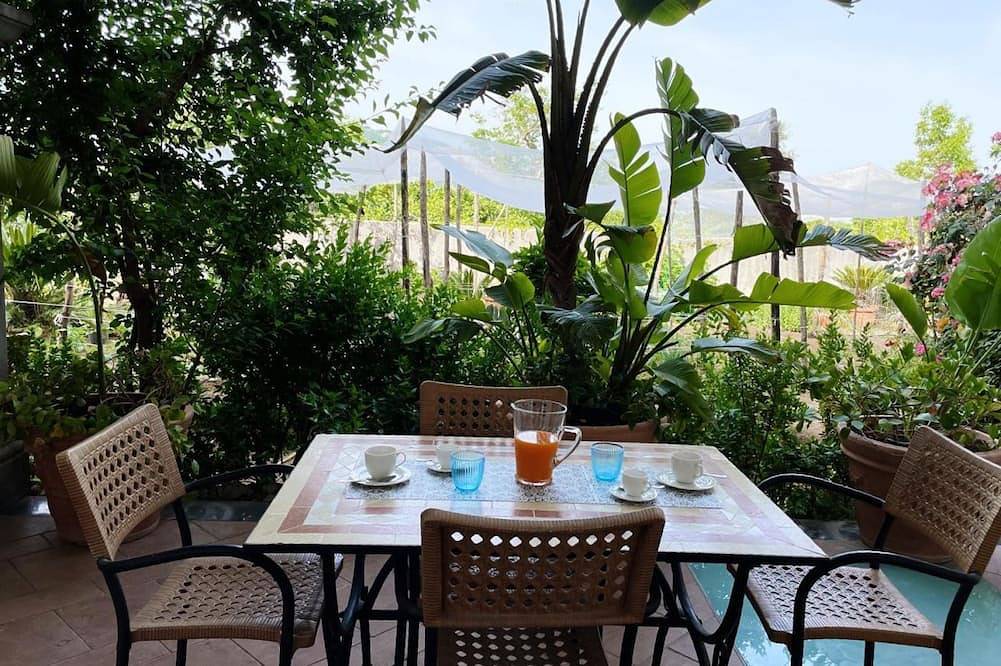 Entire apartment, Sweet Sun King Apartment – A Peaceful Oasis Just 10 Minutes from Corso Italia ☀️🌿 in Meta, Naples Province