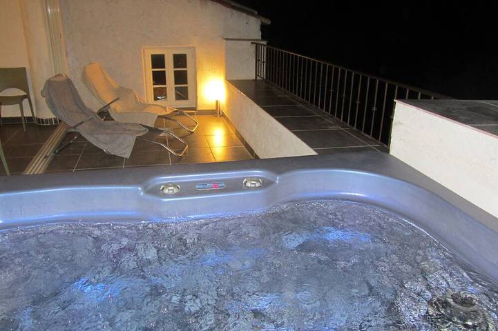 Location de vacances pour 6 personnes, avec balcon et jacuzzi à Aregno