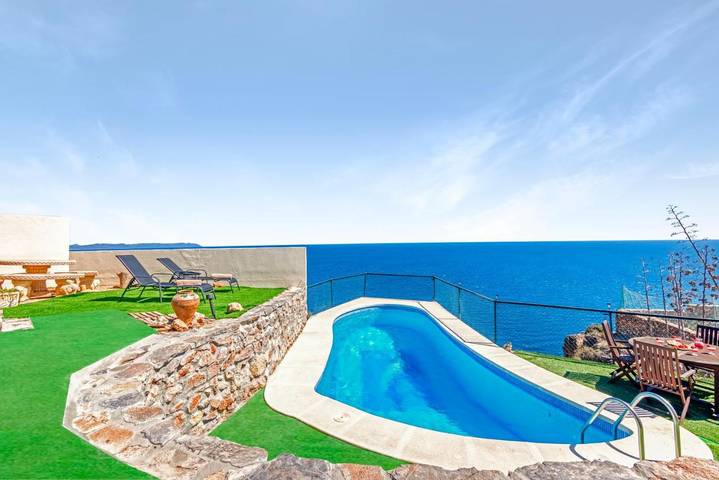 Casa rural para 11 personas, con Balcón y Jacuzzi además de Terraza y Jardín en Felix