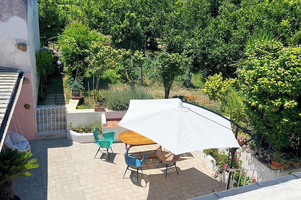 Vefià | vacation home. The terrace on the Mediterranean in Procida, Neapel Provinz