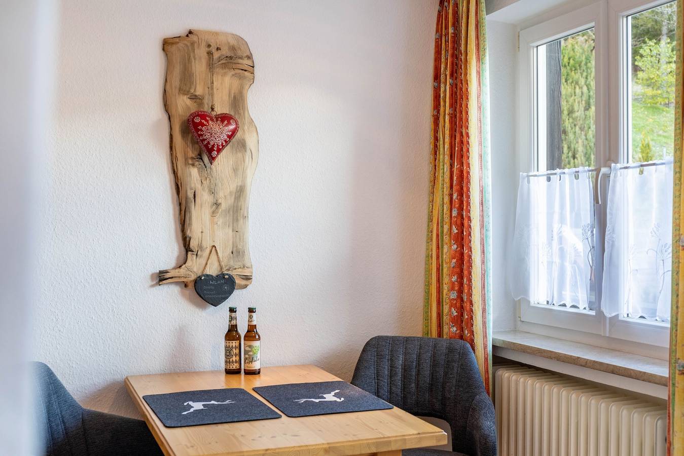 Entire studio, Studio Apartment 'Haus Latschenhang 3 Soiernblick' with Mountain View, Balcony and Wi-Fi in Mittenwald, Bavarian Alps