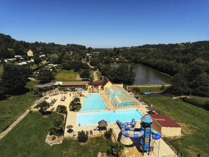Camping pour 4 personnes, avec vue ainsi que jardin et piscine, animaux acceptés