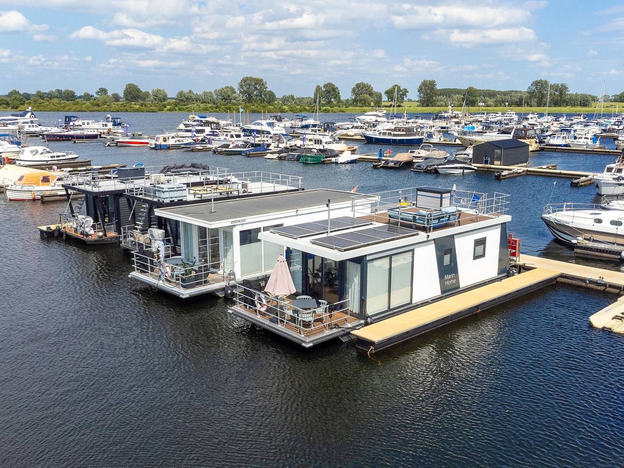 Prachtige woonboot met dakterras in mooie haven in Kerkdriel, Betuwe