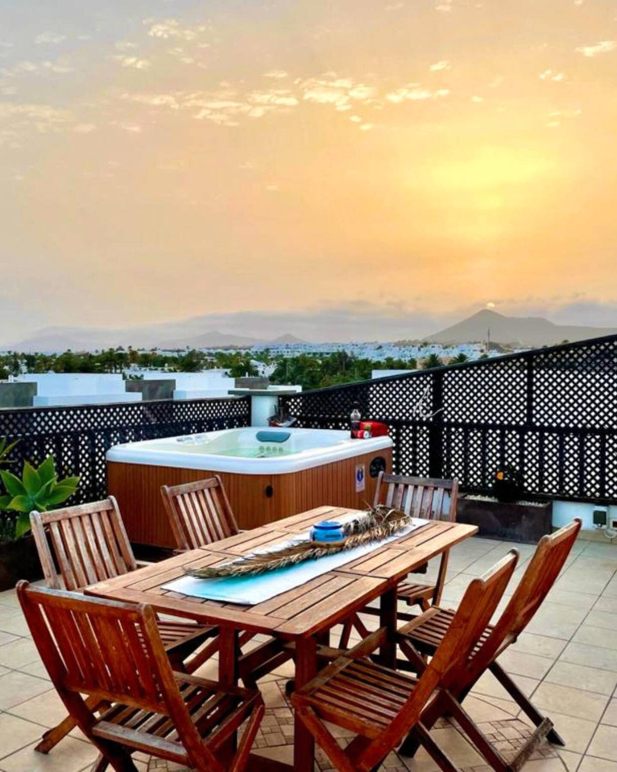 Apartamento entero, Ático con jacuzzi, vistas al mar y al volcán in Playa Bastián, Teguise