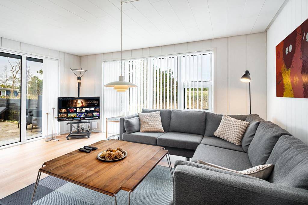 Geschmackvoll eingerichtetes Haus mit Carport in Henne, Filsø See