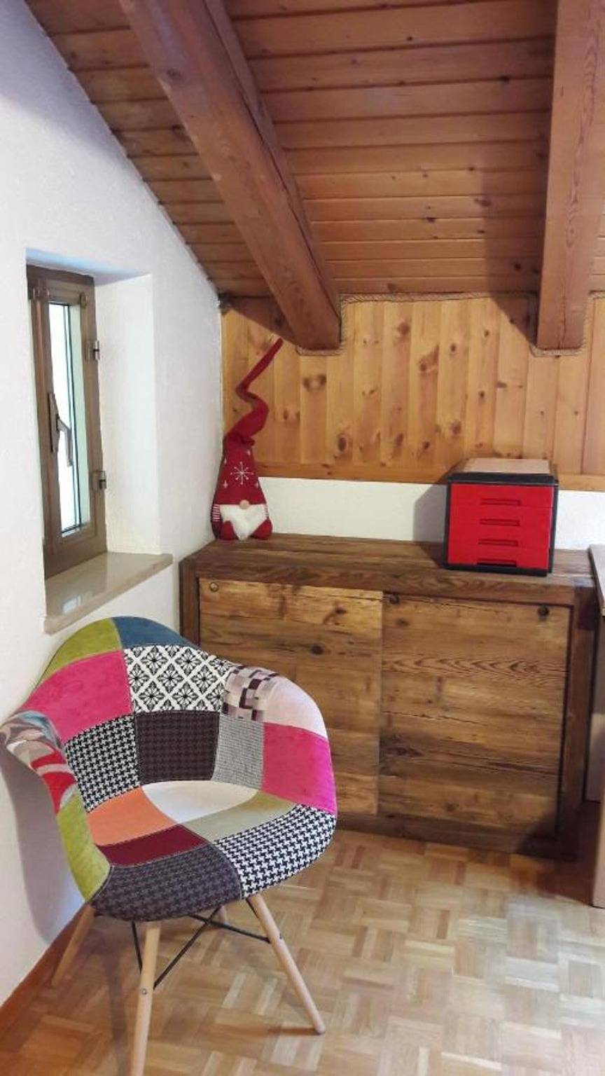 Appartamento intero, Appartamento 'Mansarda Le Chateau' con vista sulle montagne, giardino in comune e Wi-Fi in Aymavilles, Comune di Aymavilles