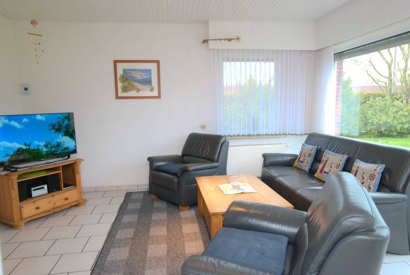 Strandnaher Ferienbungalow in Norddeich mit eingezäuntem Garten und Strandkorb. in Strand Norddeich, Norddeich