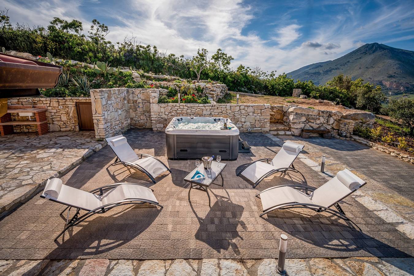 Villa Mura di pietra con vista mare, terrazza, giardino, vasca idromassaggio e Wi-Fi in Castellammare del Golfo, Provincia di Trapani