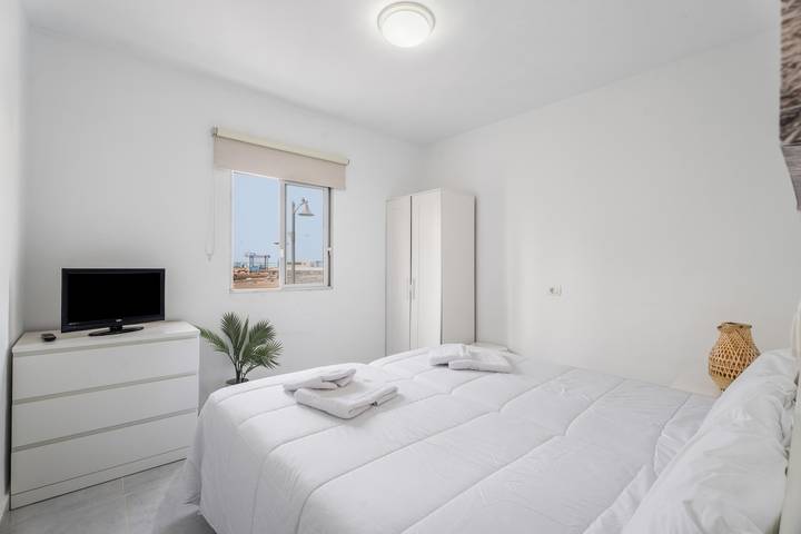 Apartamento entero, Vacaciones 'Beach View Playa Los Cristiano' con vistas al mar y Wi-Fi in Los Cristianos, Arona 
