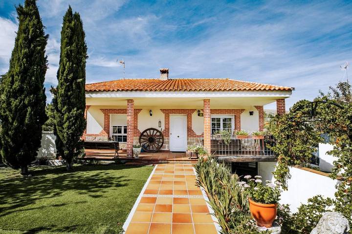 Casa de vacaciones para 12 personas, con jardín además de balcón y piscina - 1