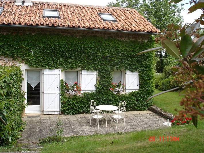 Appartement de vacances pour 4 personnes, avec terrasse ainsi que piscine et jardin, animaux acceptés en Charente - 3