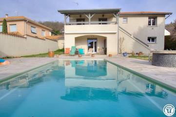 Gîte pour 6 personnes, avec piscine ainsi que jardin et terrasse dans l' Ain