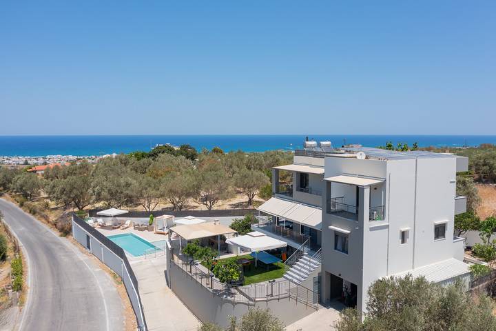 Villa for 6 people, with Balcony and Hot tub as well as Terrace and Garden in Rethymnon