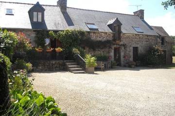 Gîte pour 5 personnes, avec terrasse et jardin à Ploëzal
