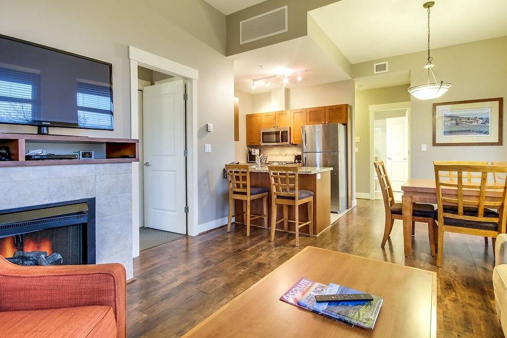 Ganze Wohnung, The Cove Lakeside, private grnd flr w/ large covered deck, lake, park, mtn view in West Kelowna, Crystal Mountain