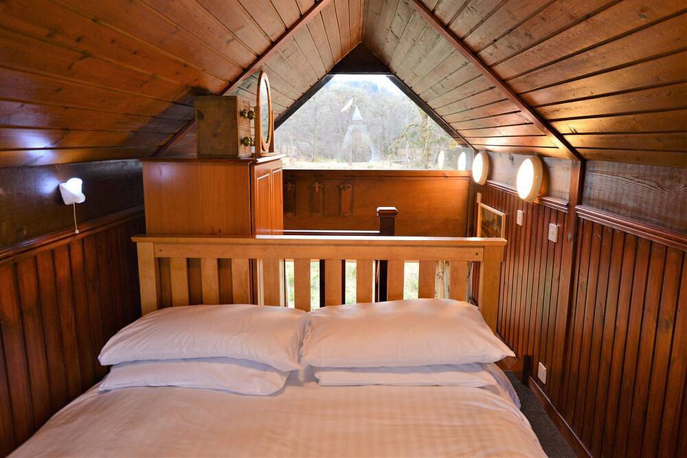 Iona Lodge, loch views, peaceful location, pet friendly in Argyll & Bute