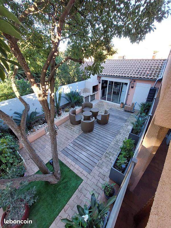 Location de vacances pour 8 personnes, avec jardin et piscine, animaux acceptés dans Theatre Galli Sanary Sur Mer