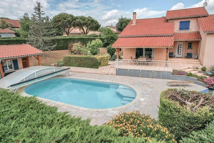 Location de vacances pour 8 personnes, avec Balcon et Terrasse ainsi que Jardin et Piscine à Lentilly