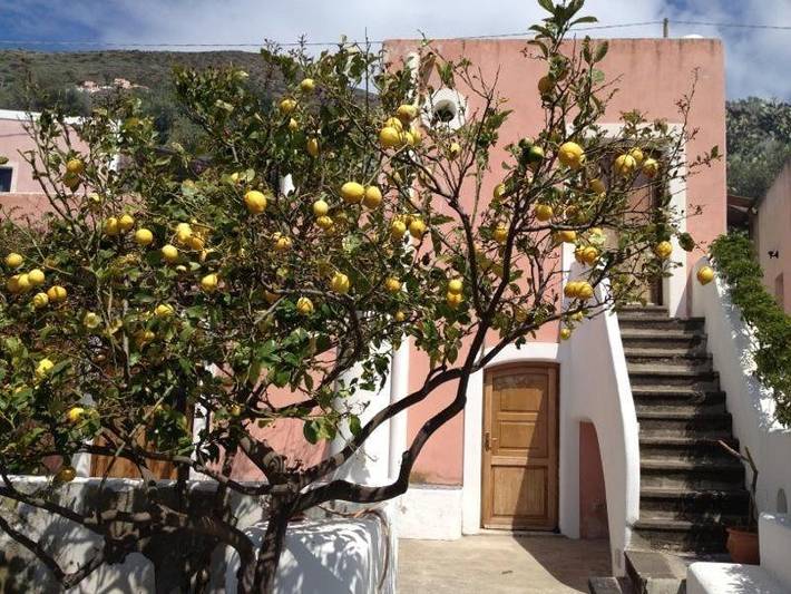 Location de vacances pour 2 personnes, avec jardin ainsi que terrasse et vue à Filicudi - 2