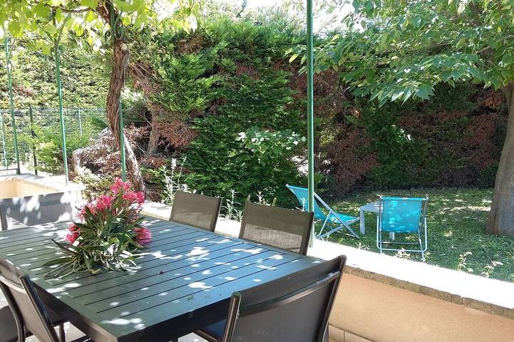 Location de vacances pour 6 personnes, avec Terrasse ainsi que Jardin et Piscine à Violès
