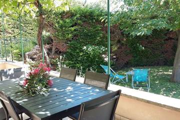 Gîte pour 6 personnes, avec terrasse ainsi que piscine et jardin à Violès