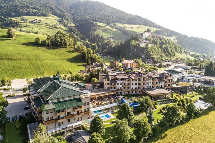 Hotel für 4 Personen, mit Ausblick und Garten sowie Pool und Sauna, kinderfreundlich in Sillian