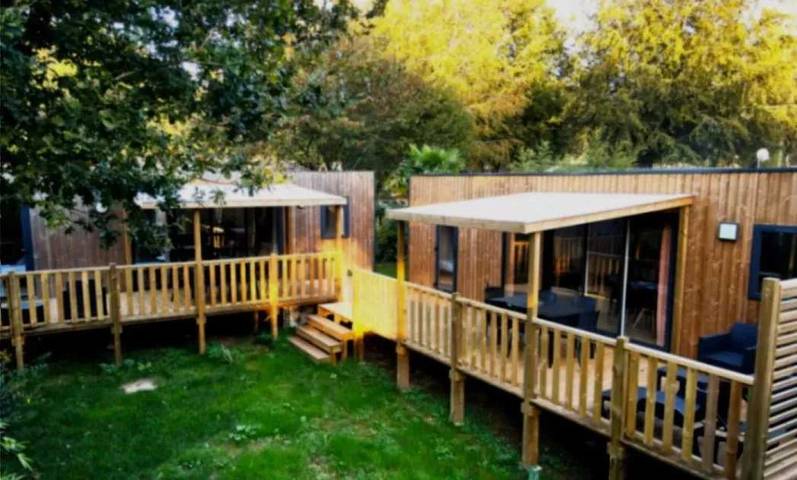 Mobil home pour 10 personnes, avec sauna et terrasse ainsi que jacuzzi et bassin pour enfant à Quimper