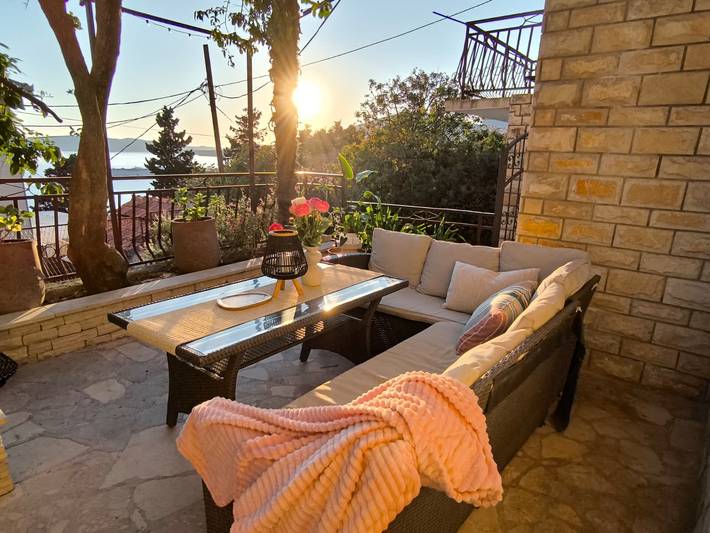 Ferienwohnung für 6 Personen, mit Balkon/Terrasse und Garten sowie Ausblick in Trogir