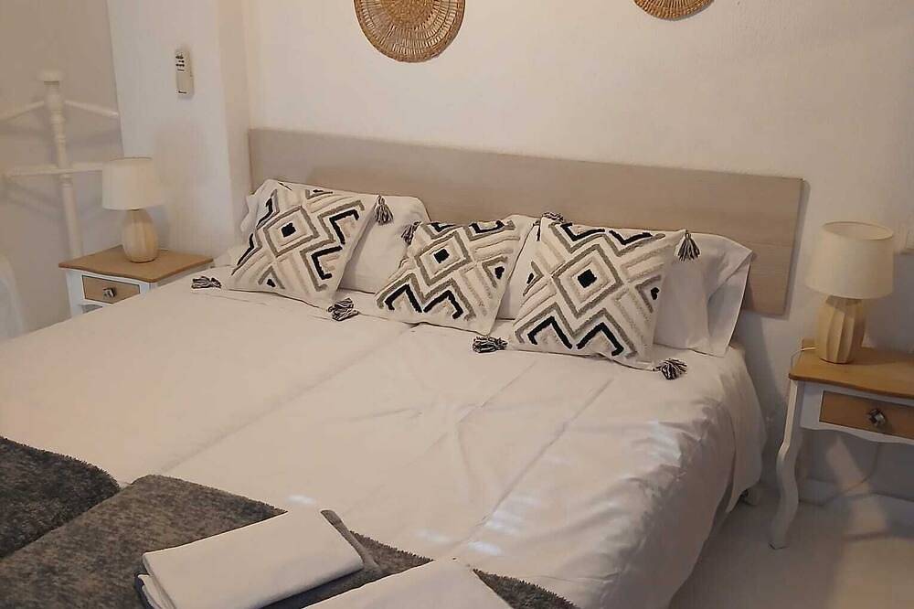 House in first line of beach with spectacular sea views. in Playa de Rincón de la Victoria, Rincón de la Victoria