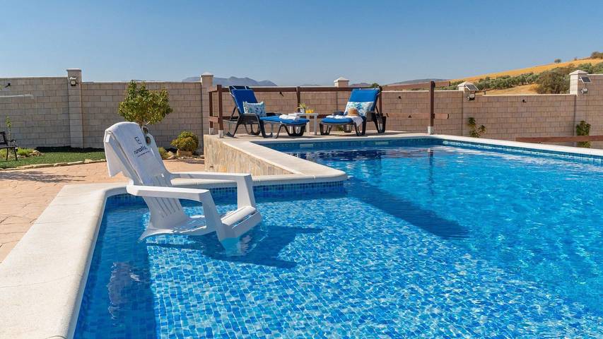 Casa de vacaciones para 10 personas, con balcón/terraza y piscina en Teba