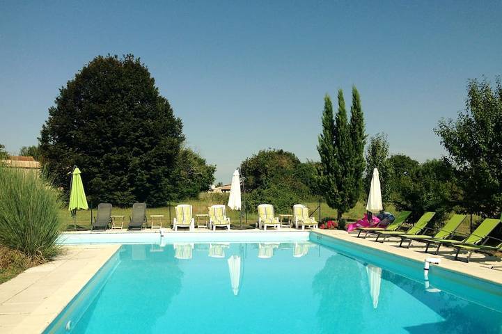 Gîte pour 5 personnes, avec terrasse ainsi que piscine et jardin, animaux acceptés