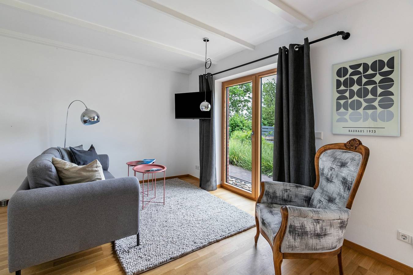 Ganze Wohnung, „Himmelblaue Schönheit unter Reetdach“ großzügig geschnittene Ferienwohnung für zwei Personen im Eg in Pellworm, Nordseeküste