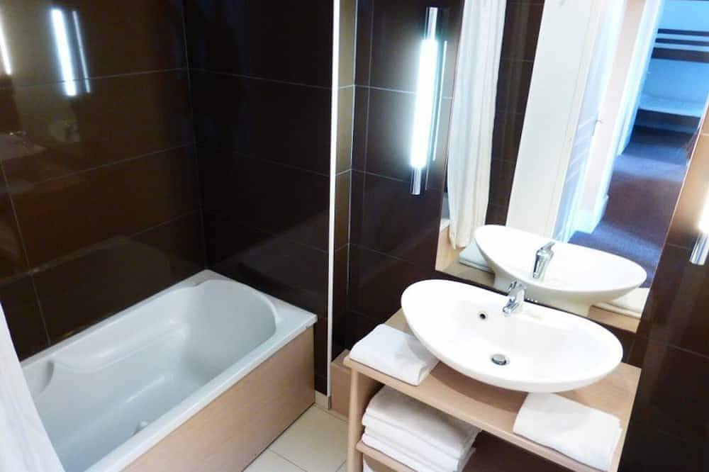 Entire apartment, 3-room apartment with terrace and parking in Jausiers in Jausiers, Mercantour National Park