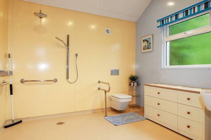 Brambleside Lodge, country holiday cottage, with a garden in Truro in Cornwall