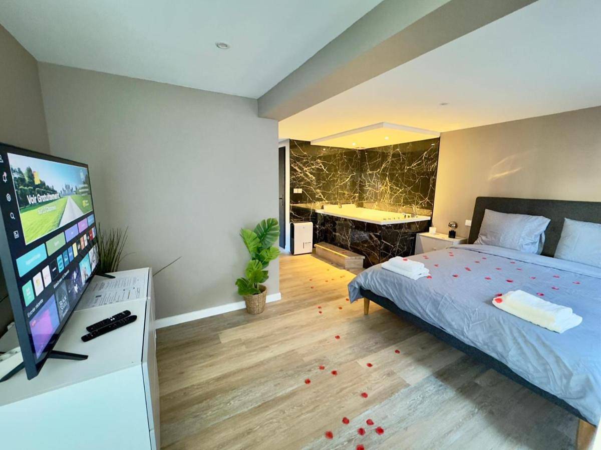 Appartement entier, Suite Romantique - Balneo Privé - Parking in Cuincy, Département Nord