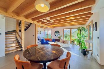 Location de vacances pour 8 personnes, avec terrasse ainsi que jardin et piscine dans La Biolle