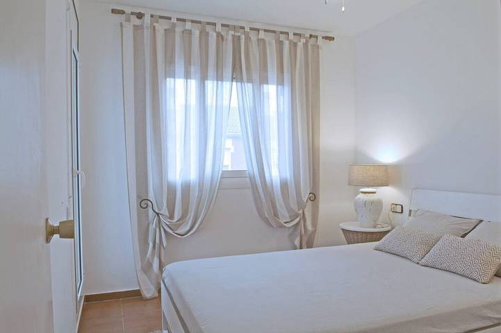 Casa 8 pax, jardín y piscina comunitaria, barbacoa privada, wifi gratis y aire acondicionado en el salón. Cerca de la playa de la Costa Brava y Costa Barcelona. Vivalidays Pinell. in Palafolls, Maresme